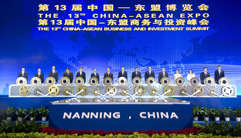 9月11日，第十三届中国—东盟博览会和中国—东盟商务与投资峰会在广西南宁开幕。中共中央政治局常委、国务院副总理张高丽出席开幕式并发表主旨演讲。这是张高丽与出席开幕式的中外嘉宾为博览会揭幕。