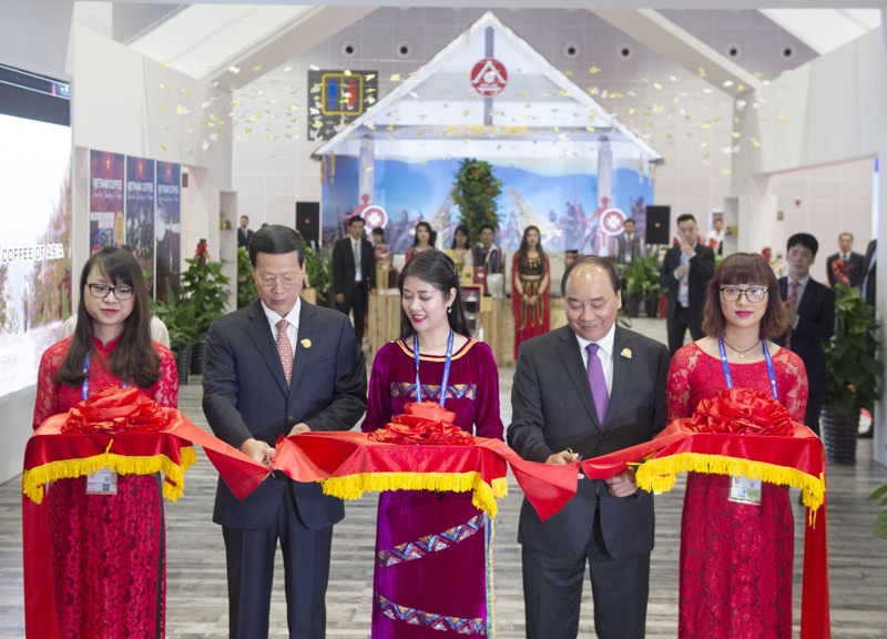 9月11日，第十三届中国—东盟博览会和中国—东盟商务与投资峰会在广西南宁开幕。中共中央政治局常委、国务院副总理张高丽出席开幕式并发表主旨演讲。这是开幕式后，张高丽与越南总理阮春福共同出席越南馆开馆仪式。