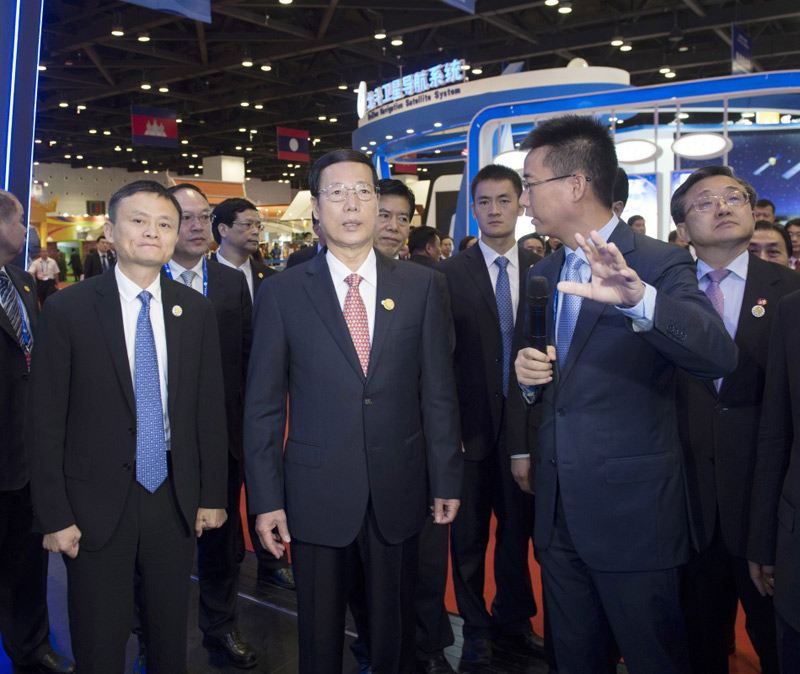 9月11日，第十三届中国—东盟博览会和中国—东盟商务与投资峰会在广西南宁开幕。中共中央政治局常委、国务院副总理张高丽出席开幕式并发表主旨演讲。这是开幕式后，张高丽巡视博览会展馆时在阿里巴巴集团展台了解新技术研发情况。